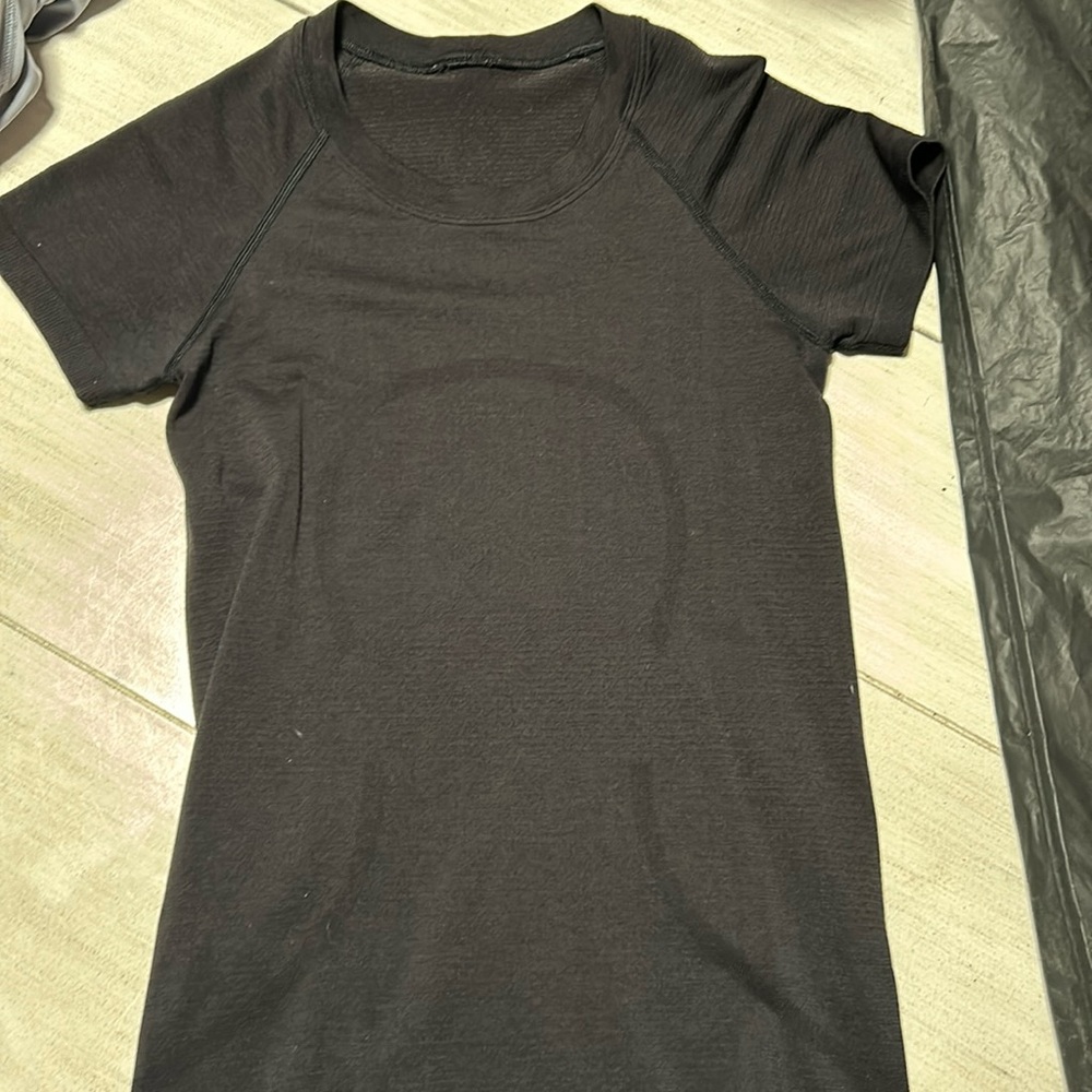 Black lululemon swiftly tee
